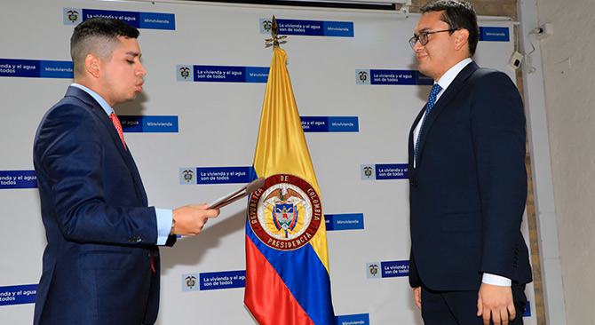El ministro de Vivienda, Jonathan Malagón, posesiona al nuevo viceministro de Vivienda, Carlos Alberto Ruiz. Foto: René Valenzuela (MVCT)