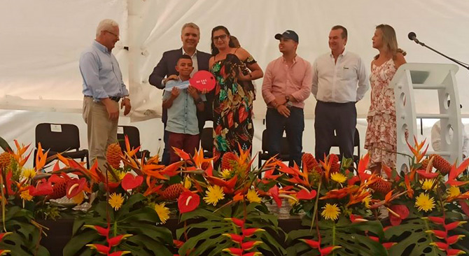 El presidente Iván Duque y el ministro de Vivienda, Jonathan Malagón, durante entrega de viviviendas en Popayán. Foto: Yohana Cabrera (MVCT).