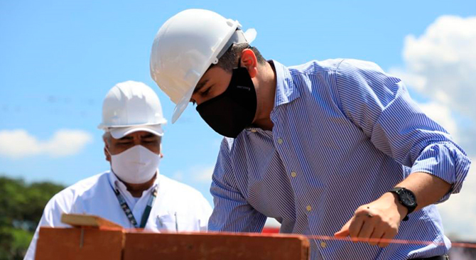 El ministro de Vivienda, Jonathan Malagón, puso la primera piedra del CDI en el que se invertirán $3 mil millones.