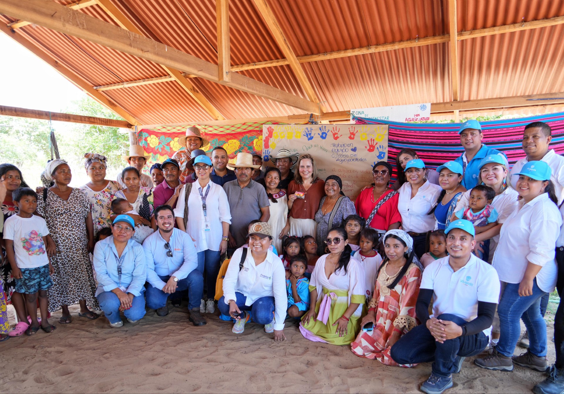 FOTOGRAFÍA MINISTRA DE VIVIENDA HELGA RIVAS EN ENTREGA DE MEJORAMIENTOS EN RIOACHA, LA GUAJIRA