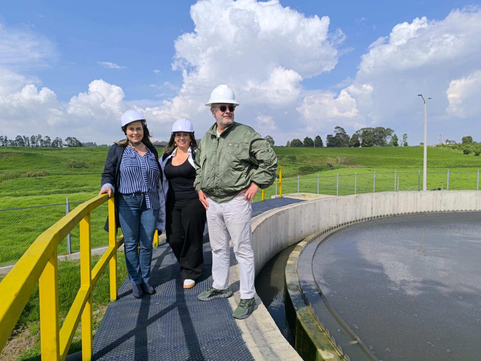 FOTOGRAFÍA MINISTRA DE VIVIENDA HELGA MARÍA RIVAS EN INAUGURACIÓN DE PTAR EN FACATATIVÁ