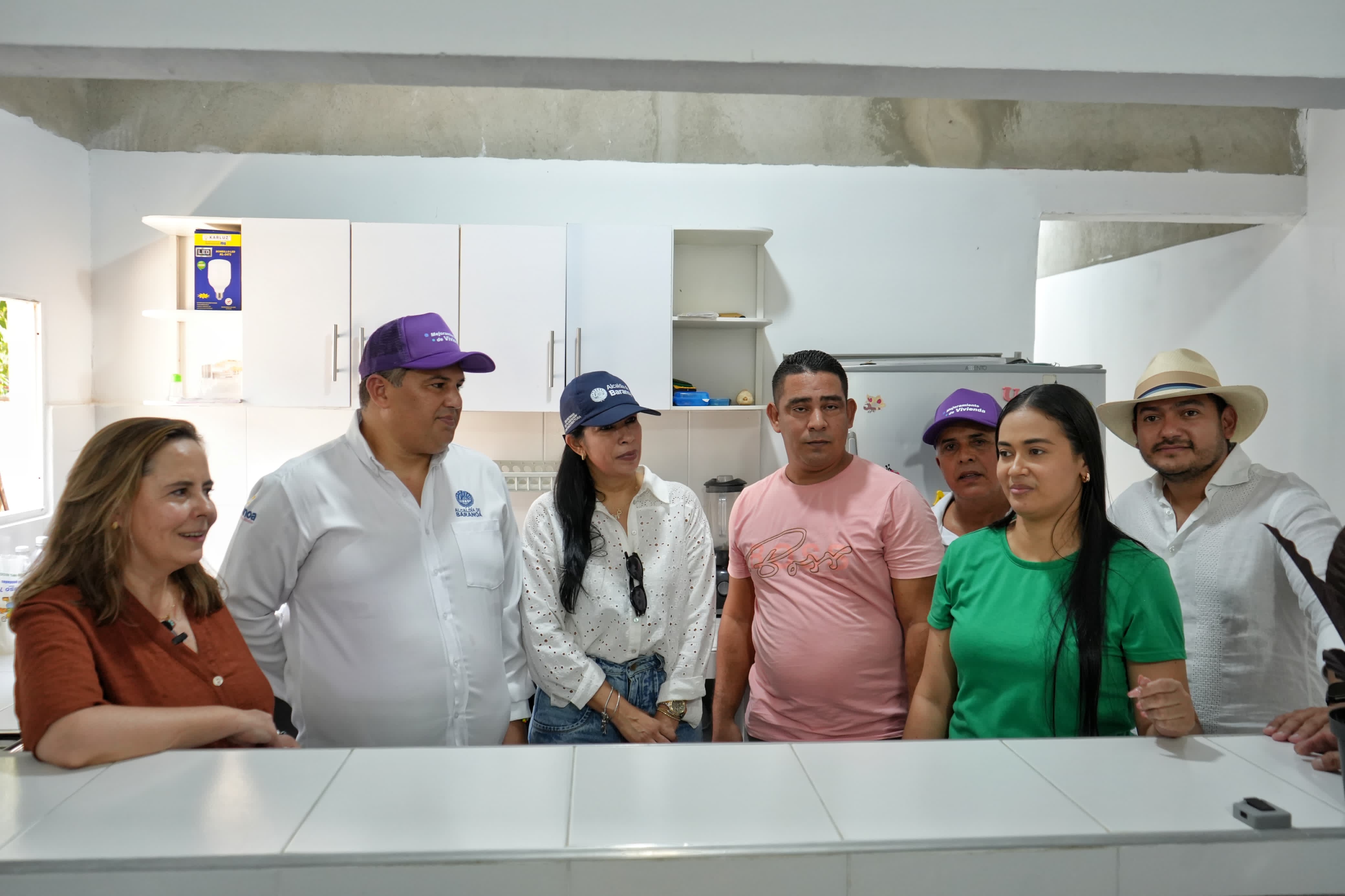 FOTOGRAFÍA MINISTRA DE VIVIENDA HELGA MARÍA RIVAS, VICEMINISTRO DE AGUA Y SANEAMIENTO BÁSICO EDWARD LIBREROS JUNTO CON REPRESENTANTES DE LA ALCALDÍA DE BARANOA EN ENTREGA DE MEJORAMIENTO