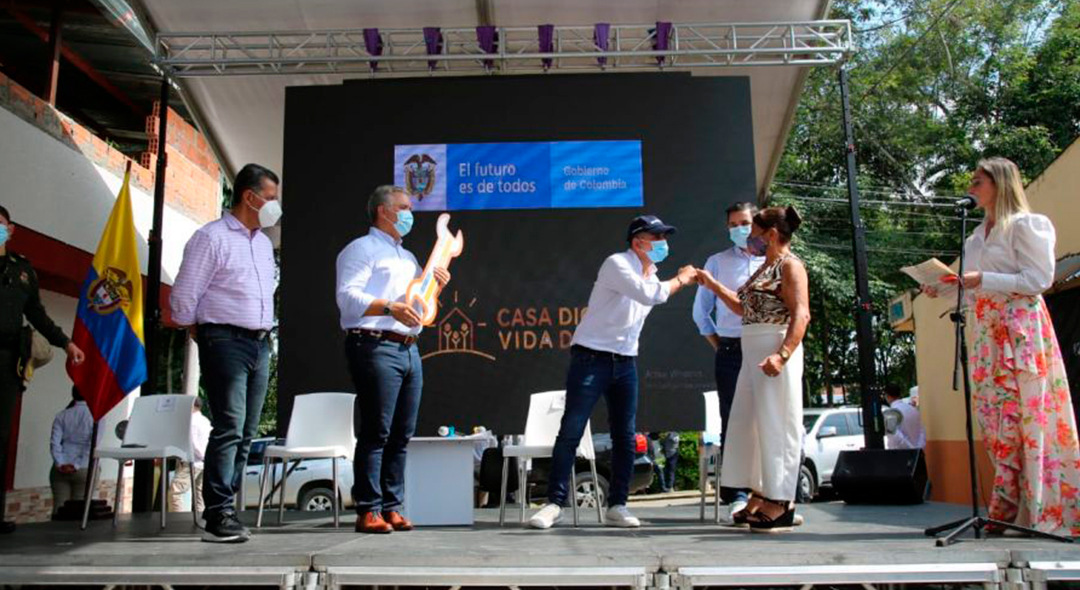 En Ibagué, donde estuvieron el presidente Iván Duque y el ministro de Vivienda, Jonathan Malagón, se invertirán $20 mil millones en 1.836 mejoramientos. Foto: Sharon Duran (MVCT)