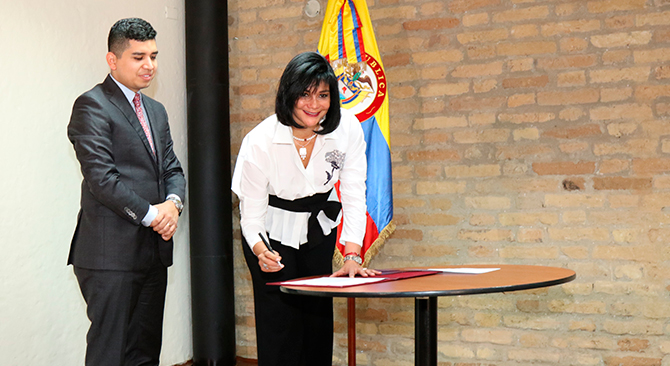 Maria Cristina Londono se posesiona como la primera mujer presidenta del Fondo Nacional del Ahorro