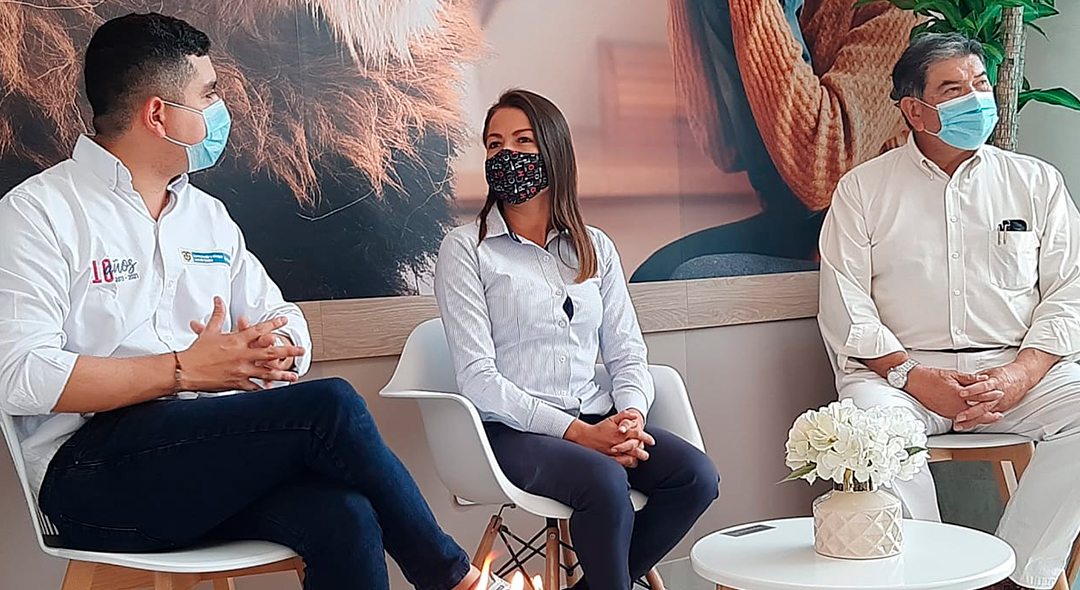 "Estoy muy feliz, porque adquirir vivienda propia es un sueño hecho realidad”, le dijo la beneficiaria, Yineth Silva, al ministro de Vivienda, Jonathan Malagón. Foto: Sharon Durán (MVCT)
