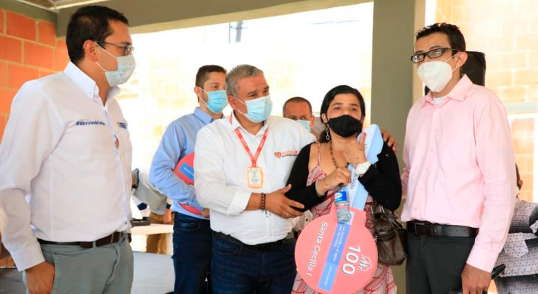 El viceministro de Vivienda, Carlos Ruiz (Izq.), acompañó la entrega de las viviendas en el proyecto Santa Cecilia I, en el cual se invirtieron más de $ 5.600 millones por parte del Ministerio de Vivienda, mientras que el municipio aportó el predio. Foto: René Valenzuela (MVCT)