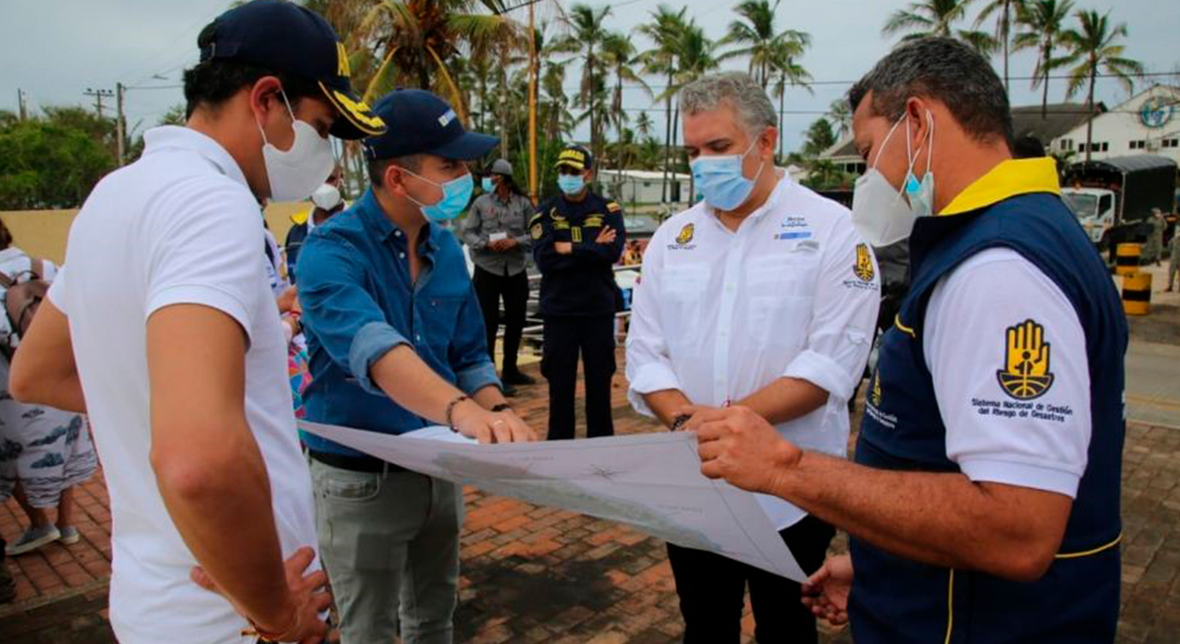 El presidente Iván Duque en compañía del ministro de Vivienda, Jonathan Malagón y el viceministro de Agua, Jose Luis Acero, durante inicio de instalación de tubos del emisario submarino. Foto: Sharon Durán (MVCT)