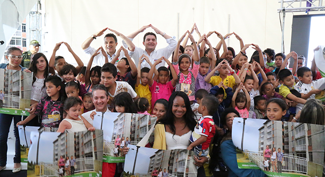 Un total de 300 familias de Medellin recibieron una vivienda gratis y dejaran de vivir en alto riesgo