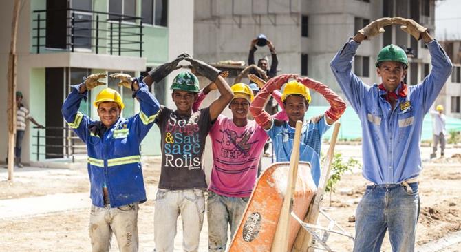 La construccion continua impulsando la economia y generando miles de empleos para el pais Minvivienda
