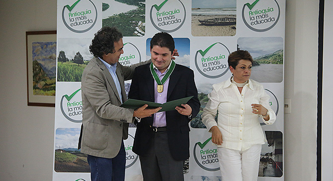 “La vivienda es un gran motor para erradicar la esclavitud de la pobreza”, dijo Luis Felipe Henao, en condecoración de la Gobernación de Antioquia