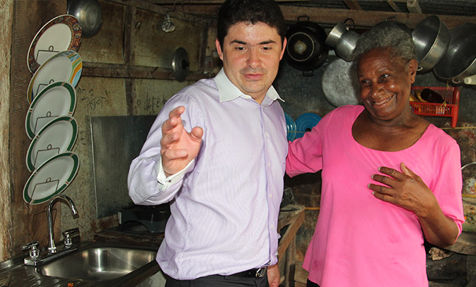 En Apartadó, Minvivienda hizo entrega de inodoros, duchas, lavaderos y lavaplatos a familias pobres