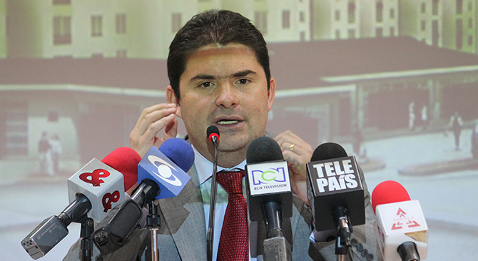 “Es más fácil destruir que construir”, le respondió el Ministro Henao Cardona al Senador Robledo