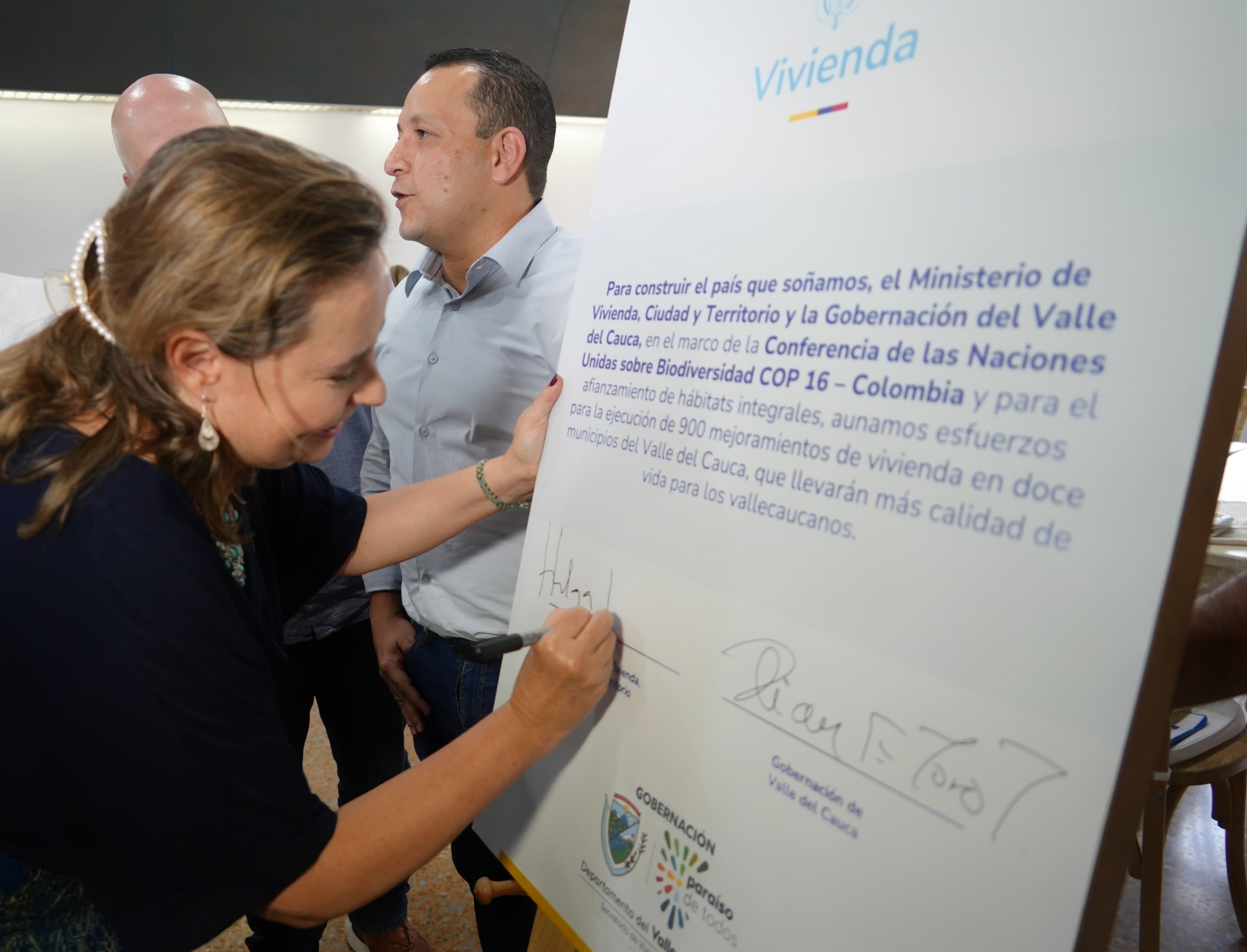 FOTOGRAFÍA MINISTRA HELGA RIVAS EN FIRMA DE CONVENIO CON LA GOBERNACIÓN DEL VALLE DE CAUCA PARA 900 MEJORAMIENTOS DE VIVIENDA EN EL VALLE DEL CAUCA 