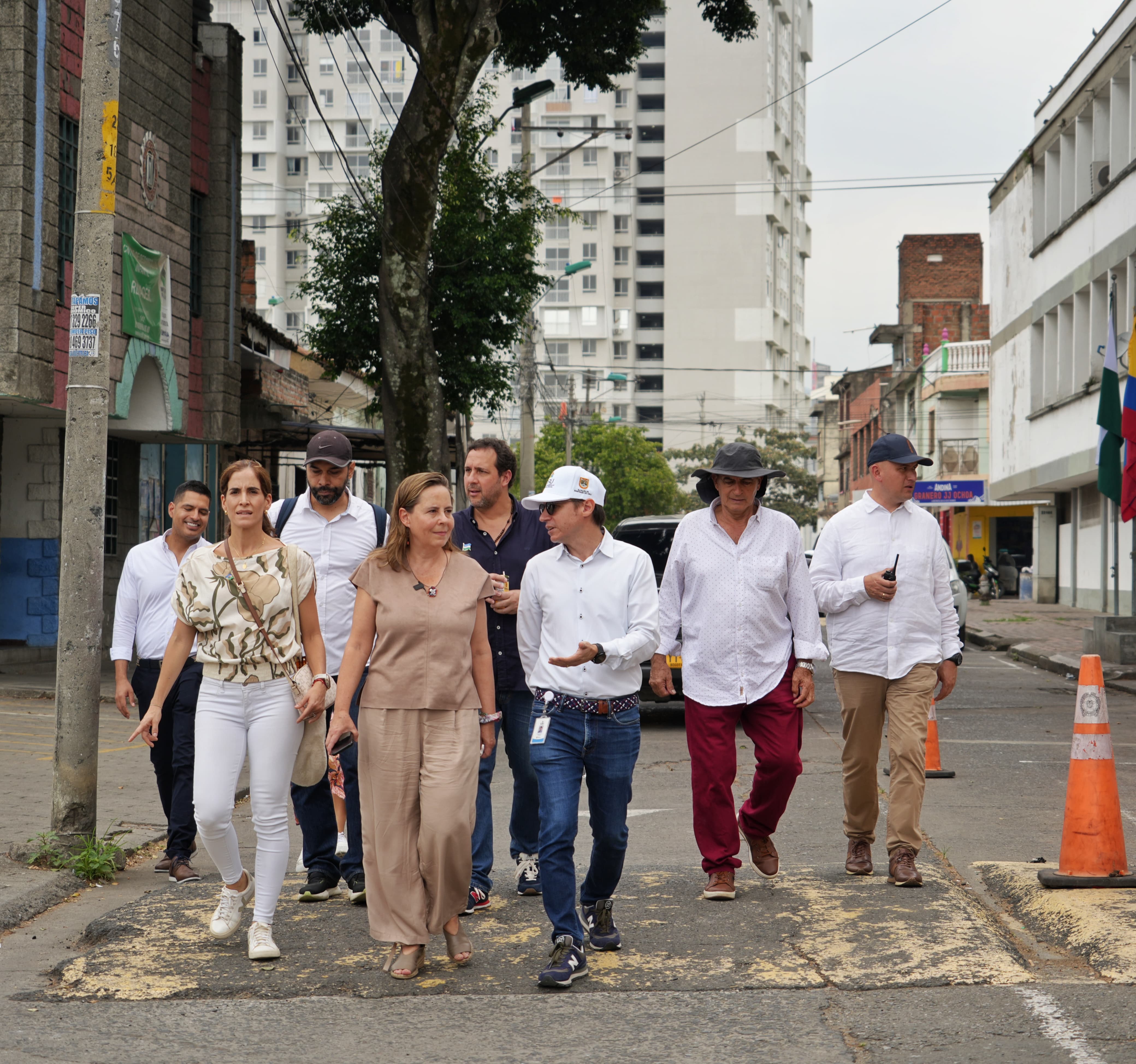 FOTOGRAFÍA MINISTRA DE VIVIENDA HELGA MARÍA RIVAS DURANTE SU RECORRIDO A LOS PROYECTOS DE REVITALIZACIÓN DEL CENTRO DE LA CIUDAD DE CALI