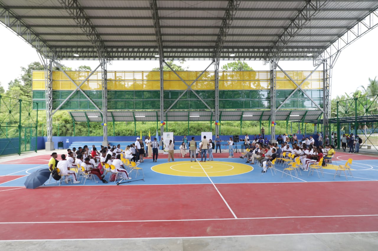 FOTOGRAFÍA POLIDEPORTIVO SOSTENIBLE EN LA URBANIZACIÓN SAN ANTONIO DEL ESTERO, BUENAVENTURA.