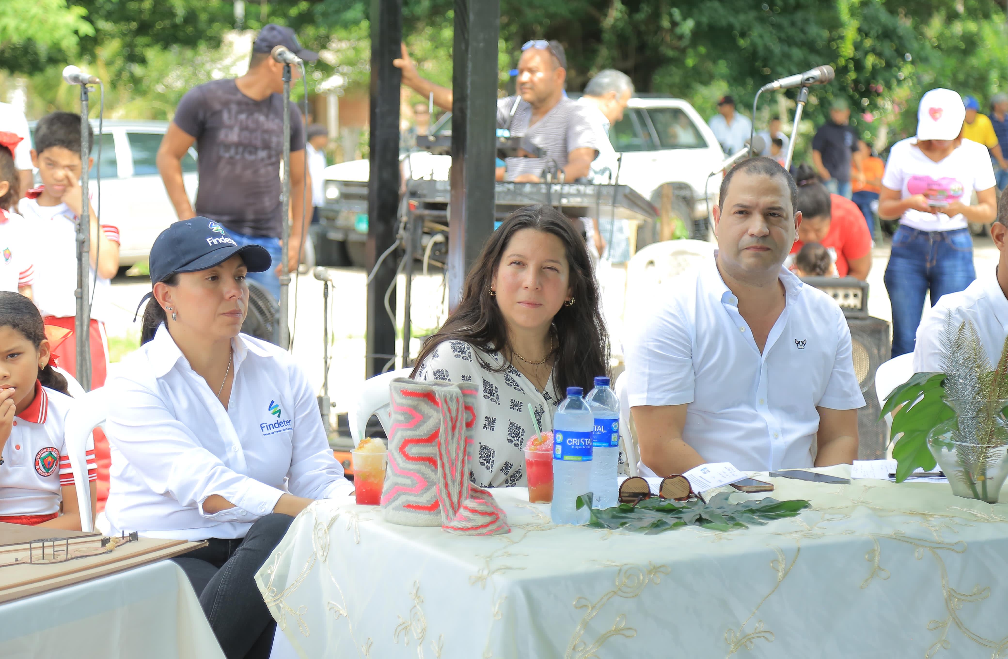 FOTOGRAFÍA DE IZQUIERDA A DERECHA: LA GESTORA DE PROYECTO DE LA FINANCIERA DE DESARROLLO TERRITORIAL, FINDETER; LA DIRECTORA DE ESPACIO URBANO Y TERRITORIAL DEL MINISTERIO DE VIVIENDA, CIUDAD Y TERRITORIO; Y EL ALCALDE MUNICIPAL, RAFAEL HERALDO MANJARREZ APONTE.