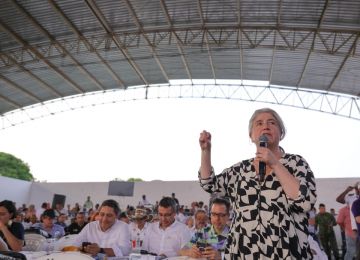 Presidente Gustavo Petro en Tolú, Sucre, durante jornada de Gobierno con el Caribe, acompañado por la ministra Catalina Velasco. Foto: archivo Presidencia de la República.