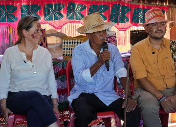 Fotografia Ministra Helga Rivas, Viceministro Edward Libreros junto con lider de la comunidad de Zapatamana 