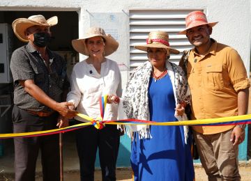 Fotografia Ministra Helga Rivas, Viceministro Edward Libreros, haciendo entrega de infraestructuras de agua potable