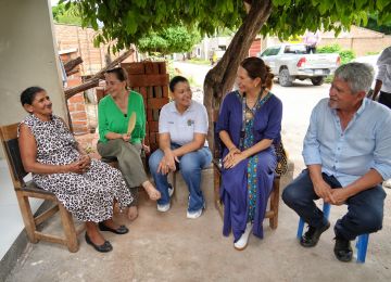Fotografia, Minstra Helga Rivas con beneficiaria de mejoramientos
