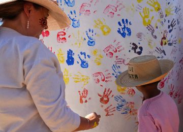 Fotografia MIstra Helga Rivas compartiendo con la comunidad