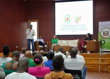Fotografia ministra de Vivienda, Helga Rivas, en compañía del viceministro de Agua y Saneamiento Básico, Edward Libreros en la ciudad de Quibdó para hacer importantes anuncios de hábitat integral en Marmolejo.