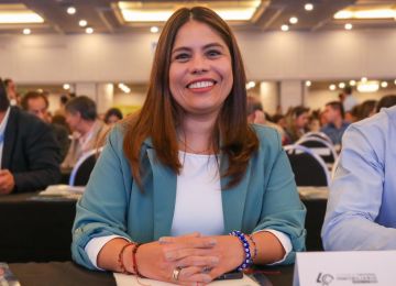 FOTOGRAFÍA VICEMINISTRA DE VIVIENDA AYDEÉ MARSIGLIA BELLO EN CONGRESO NACIONAL INMOBILIARIO