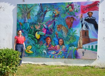 FOTOGRAFÍA MINISTRA DE VIVIENDA HELGA MARÍA RIVAS, EN VISITA A MURAL EMBLEMÁTICO DEL MUNICIPIO 