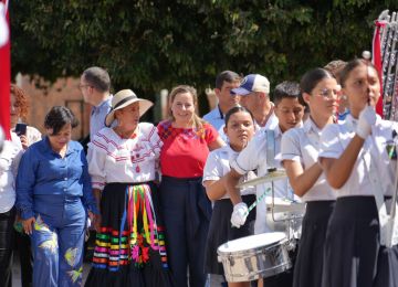 FOTOGRAFÍA MINISTRA DE VIVIENDA HELGA MARÍA RIVAS CON RESIDENTES DEL MUNICIPIO