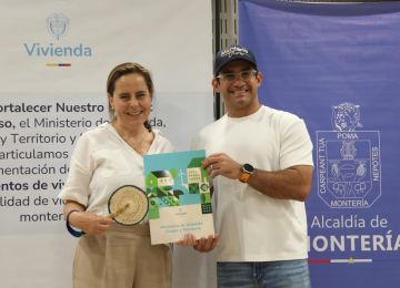 FOTOGRAFÍA MINISTRA DE VIVIENDA HELGA MARÍA RIVAS Y ALCALDE DE MONTERÍA HUGO KERGUELÉN EN FIRMA DE CONVENIO PARA MEJORAMIENTOS DE VIVIENDA
