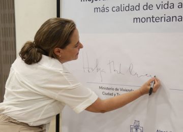 FOTOGRAFÍA MINISTRA DE VIVIENDA HELGA MARÍA RIVAS EN FIRMA DE CONVENIO PARA MEJORAMIENTOS DE VIVIENDA PARA LA CIUDAD DE MONTERÍA
