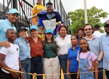 FOTOGRAFÍA MINISTRA DE VIVIENDA, CIUDAD Y TERRITORIO, HELGA MARÍA RIVAS ARDILA EN ENTREGA DE MEJORAS INTEGRALES EN LA COMUNA 1 DE TURBO, ANTIOQUIA.