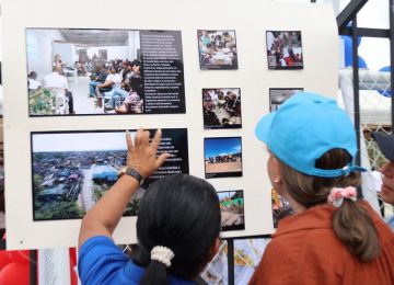 FOTOGRAFÍA MINISTRA DE VIVIENDA, CIUDAD Y TERRITORIO, HELGA MARÍA RIVAS ARDILA EN ENTREGA DE MEJORAS INTEGRALES EN LA COMUNA 1 DE TURBO, ANTIOQUIA.