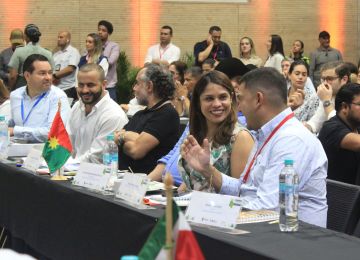 FOTOGRAFÍA MINISTRA (E) AYDEÉ MARSIGLIA Y VICEMINISTRO DE AGUA, EDWARD LIBREROS SE DIRIGEN A LA CUMBRE DE GOBERNADORES