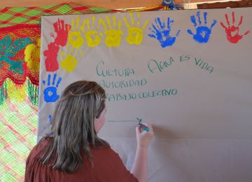 FOTOGRAFÍA MINISTRA DE VIVIENDA HELGA RIVAS EN ENTREGA DE MEJORAMIENTOS EN RIOACHA, LA GUAJIRA