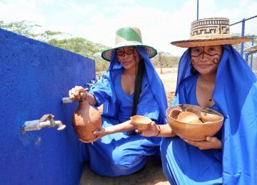 FOTOGRAFÍA MINISTRA DE VIVIENDA HELGA RIVAS EN ENTREGA DE MEJORAMIENTOS EN RIOACHA, LA GUAJIRA