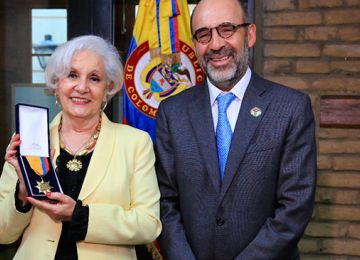Camara de Propiedad Raiz reconocida por 50 anos de servicio a favor de la vivienda