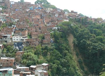 En los ultimos 30 anos ciudades y municipios de Colombia han crecido de manera informal