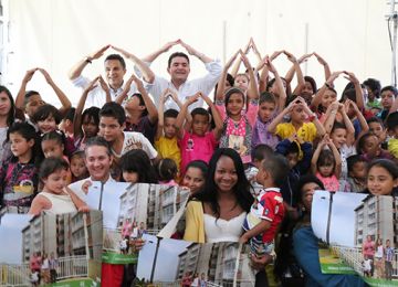 Un total de 300 familias de Medellin recibieron una vivienda gratis y dejaran de vivir en alto riesgo