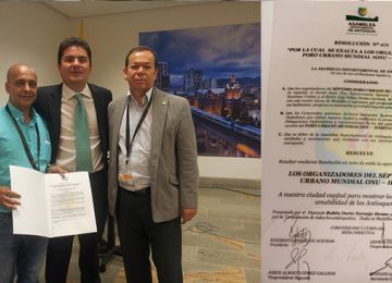 Condecoran a los organizadores del Séptimo Foro Urbano Mundial: Joan Clos, Director Ejecutivo de ONU - Hábitat, y Luis Felipe Henao Cardona, Ministro de Vivienda