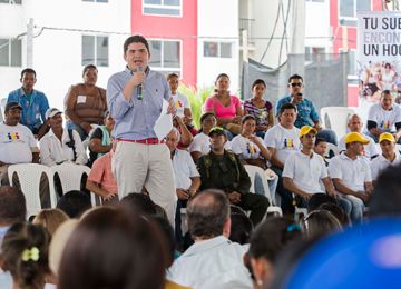 En dos días, Ministro Henao entregó cerca de 1000 viviendas gratis a familias pobres de Palmira, Cali y Montería