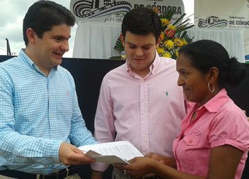 Familias pobres de Montería reciben su casa propia