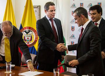 Millonarias inversiones para acueductos del Eje Cafetero suscribió hoy Vargas Lleras en Pereira y Manizales
