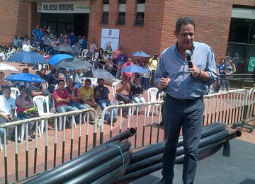 Millonarias inversiones para acueductos y viviendas gratis anunció en Risaralda el Ministro Germán Vargas Lleras