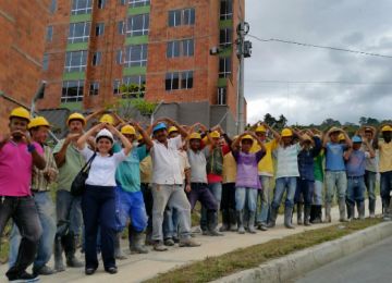 Mas de un millon 300 mil personas estan empleadas en el sector de la construccion Con mas y mejores empleos hacemos un pais con mas equidad Minvivienda