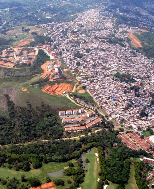 Vista aérea panorámica del desarrollo urbano y ordenamiento territorial de la ciudad en enero de 2010.