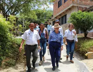 La ministra Catalina Velasco dialogó con la comunidad, alcaldes y delegados sobre las soluciones para atender los problemas de Caquetá en materia de agua, saneamiento y vivienda. Foto: Dania Asprilla (MVCT). 