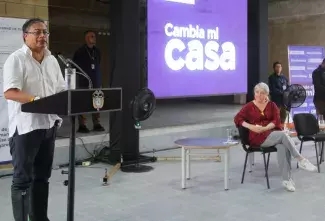  Cambia Mi Casa fue lanzado en Cartagena por el presidente Gustavo Petro y la ministra de Vivienda, Catalina Velasco, quienes entregaron los primeros mejoramientos y firmaron convenios con 8 municipios para conexiones a servicios de agua y saneamiento básico. Fotos: Sharon Durán y René Valenzuela (MVCT).