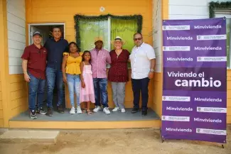La ministra Catalina Velasco recorrió varias viviendas y dialogó con las familias beneficiadas con los mejoramientos de Cambia Mi Casa. Fotos: Sharon Durán (MVCT).