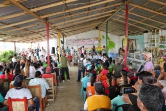 Ministra Catalina Velasco en diálogo con la comunidad de Altos de Canaán en Montería. Foto: Sharon Durán (archivo MVCT).